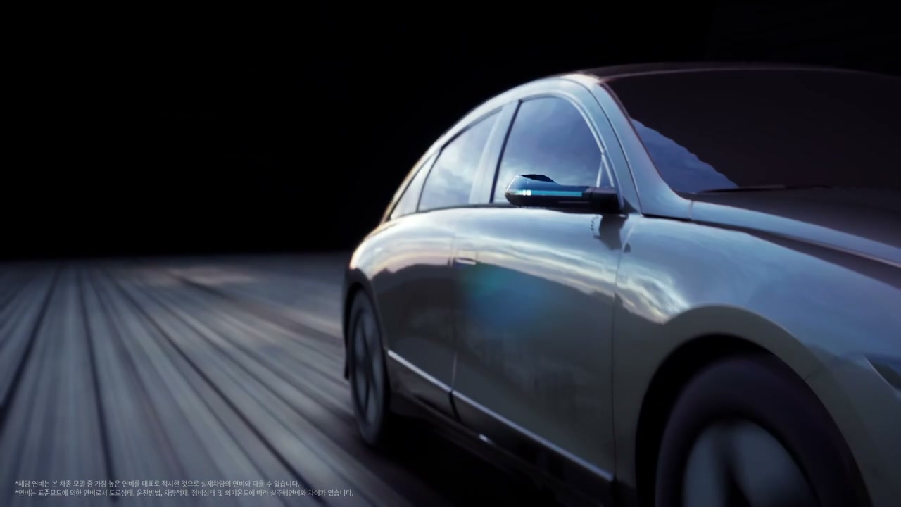 The new IONIQ 6의 리어 스포일러와 디지털 사이드 미러를 가까이 보며 푸른 공기 흐름과 설명 패널을 확인하는 장면.