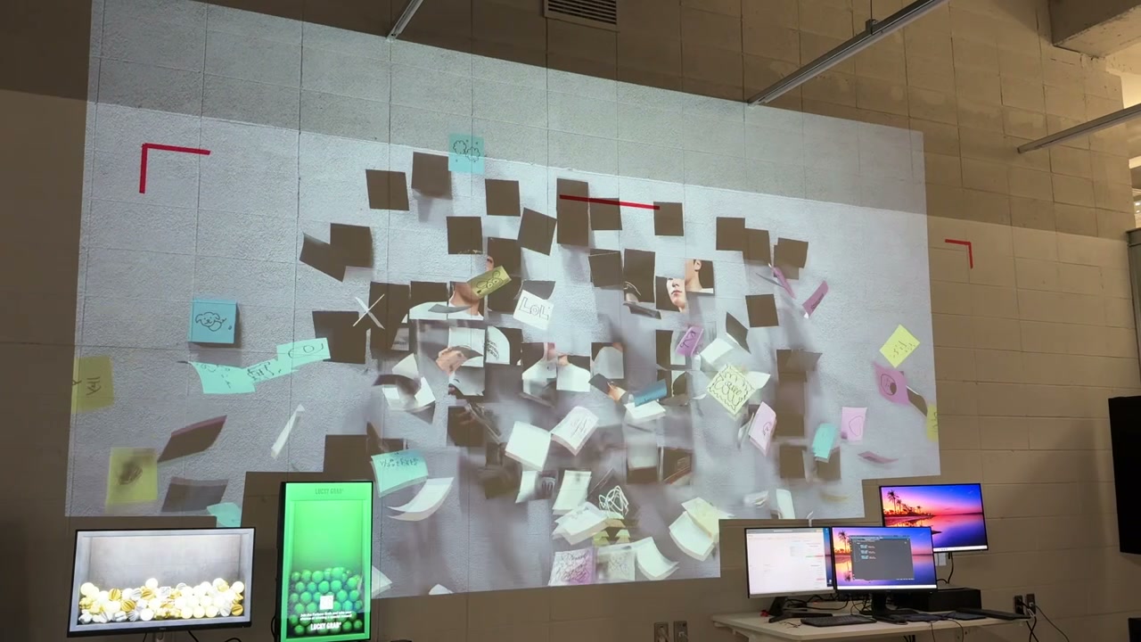 메모와 사진 타일이 흩어지며 벽면을 비우는 전환