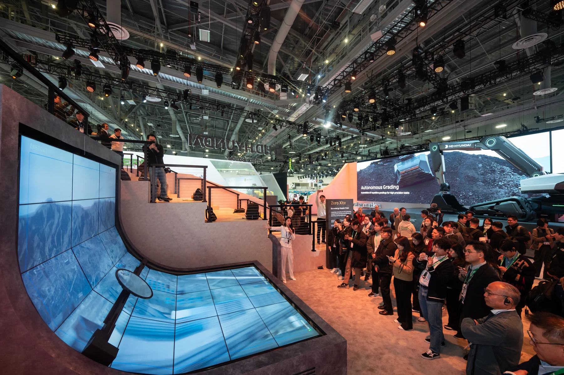 HD현대 CES 2024 전시의 원형 디스플레이와 관람 현장