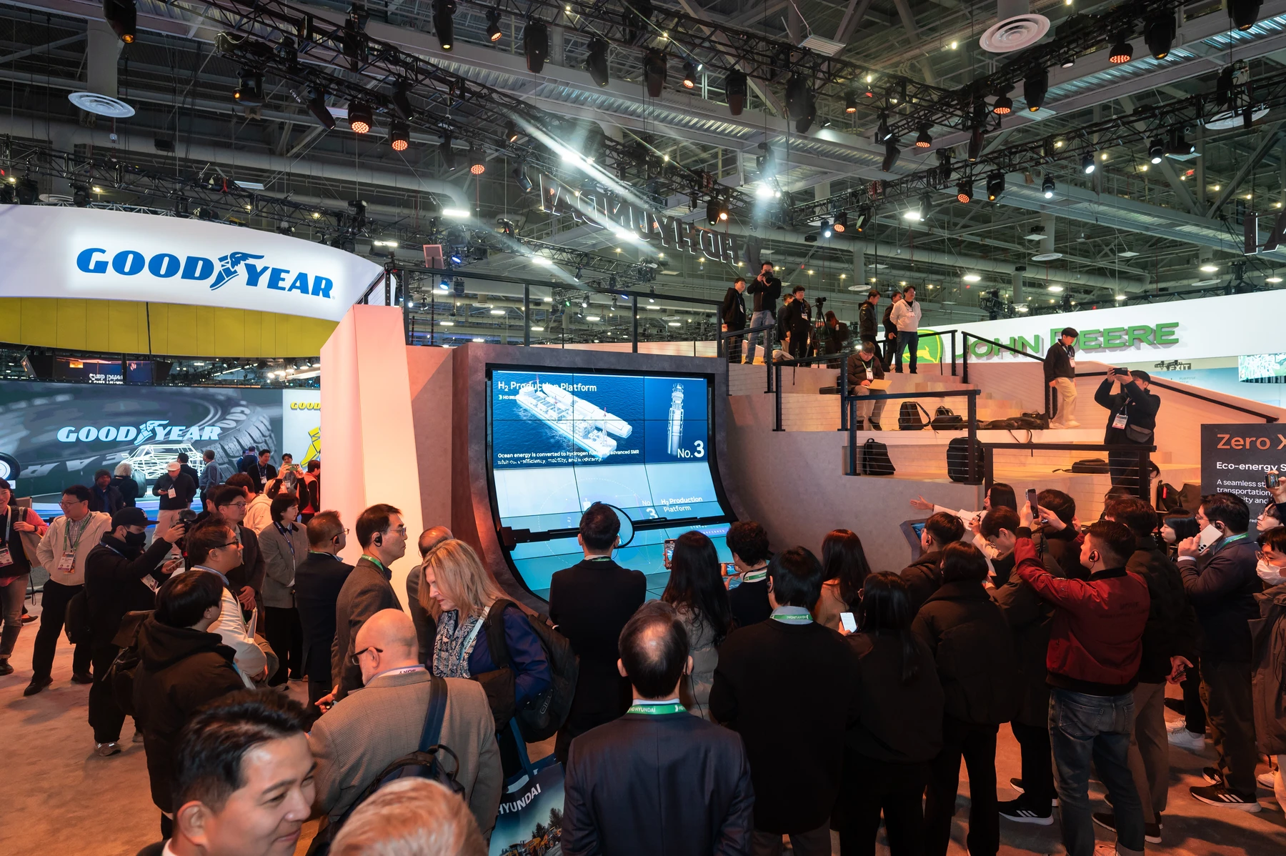 HD현대 CES 2024 전시의 원형 디스플레이와 관람 현장